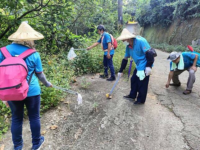 台中市太平區清潔隊今天舉辦太平車籠山淨山活動，中興里環保志工沿路撿拾垃圾淨山。(記者陳建志翻攝)