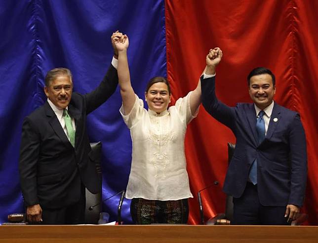 菲律賓副總統當選人薩拉．杜特蒂（中）19日搶先總 統當選人小馬可仕11天舉辦就職典禮。圖為菲國參院議長索托（左）和眾院議長費拉斯柯（右）5月25日宣布薩拉當選副總統。（薩拉競選團隊提供）中央社記者陳妍君馬尼拉傳真 111年6月19日  
