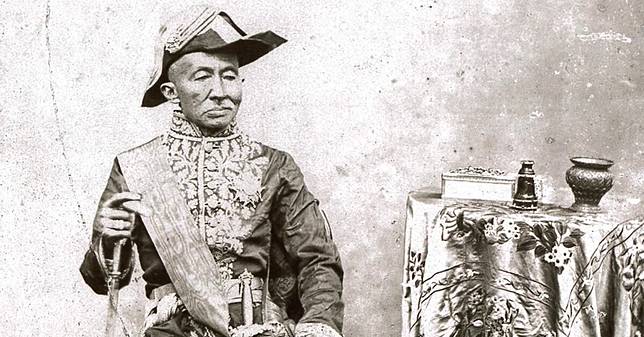 รัชกาลที่ 4 ฉลองพระองค์อย่างเครื่องแบบนายทหารเรือสหรัฐอเมริกา ฉายเมื่อ พ.ศ. 2411