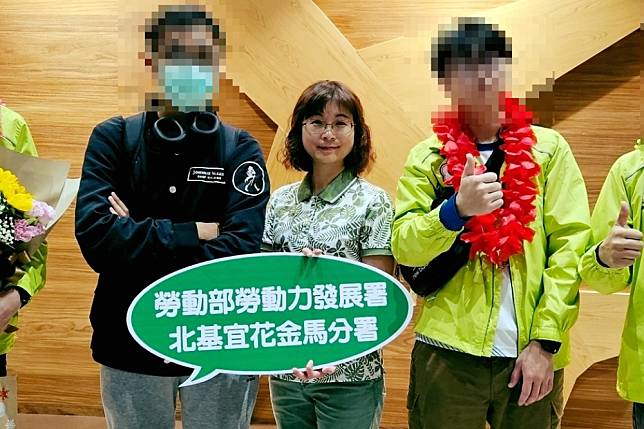 謝宜容（中）爆發霸凌案後神隱至今，勞動部長何佩珊承諾後天帶著她出面道歉。（擷取自勞動力發展署北基宜花金馬分署臉書）