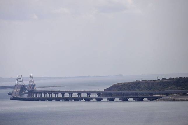 基輔獨立報報導，烏克蘭攻擊了克里米亞半島(Crimea)的俄羅斯空軍基地。（圖：X平台@KyivIndependent）