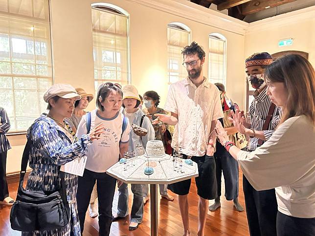 德國藝術家賴魯犇（右三）在總爺國際藝術村舉辦個展《牡蠣龐克》。 （文化局提供）