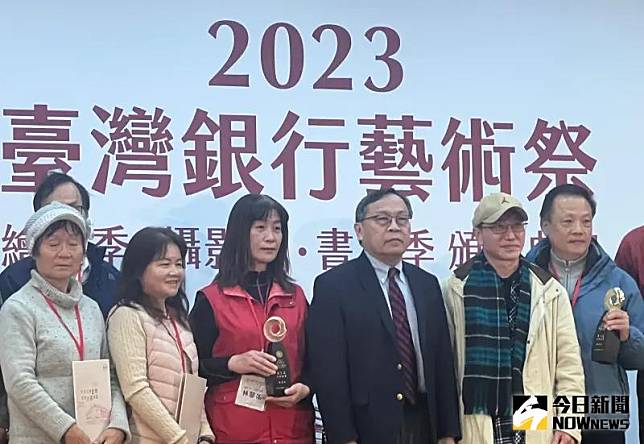台灣銀行董事長呂桔誠（右三）出席藝術祭頒獎典禮，會後也談到明年景氣有望「穩步增強」。（圖／記者顏真真攝）