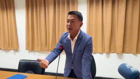民進黨立委許智傑欲參加台電記者會遭阻擋。讀者提供