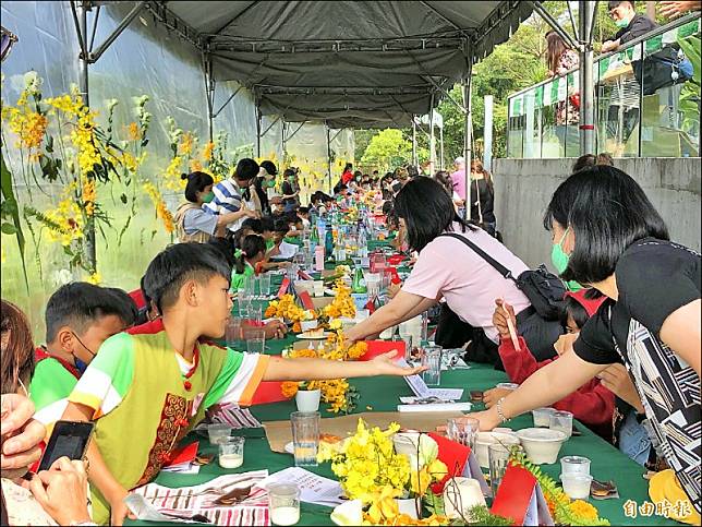 長榮百合小學一百多位小學生到餐廳享用午餐盛宴。(記者羅欣貞攝)