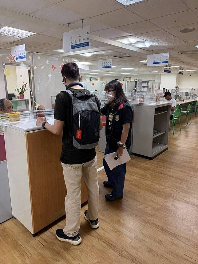 鄭姓男子(左)赴行政執行署桃園分署繳清欠款。(圖由桃園分署提供)