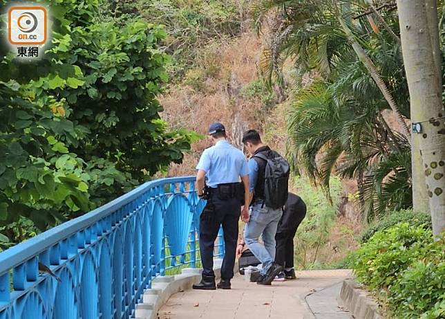 警員在瀑布灣公園內繼續調查。(蘇偉明攝)