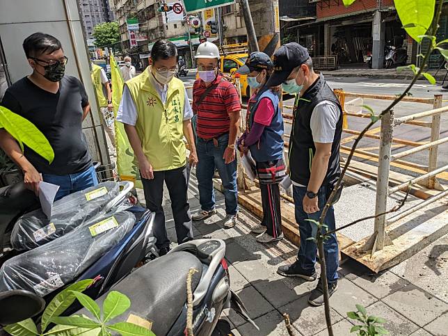 復興路（中正路-捷運路）人行道工程會勘。   圖：江永昌辦公室提供