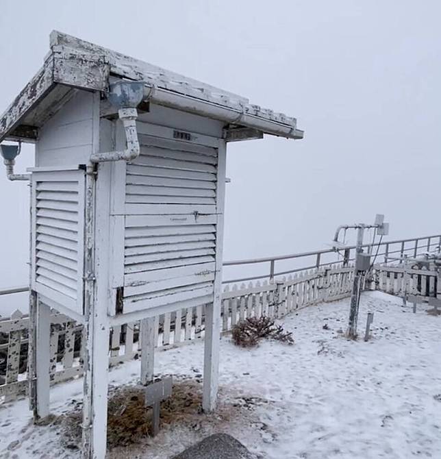 玉山測站周邊自今日15時50分開始下雪。(中央氣象署提供)