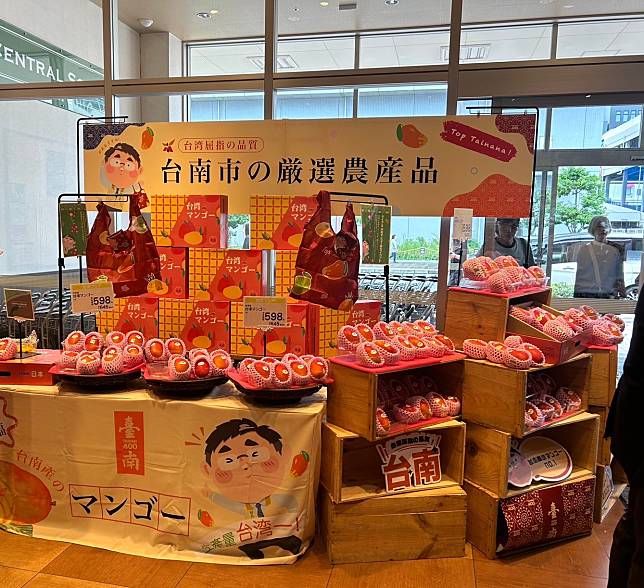 台南芒果今年成功進軍關西地區，販售專區就設在超市入口處非常顯眼。（圖：南市府提供）