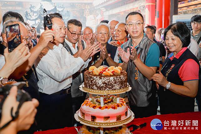 新港奉天宮「開台媽祖契子女中秋回宮團圓祈福典禮」，嘉義縣長翁章梁、新港鄉長葉孟龍、縣議員林秀琴、陳文忠、黃啟豪及奉天宮董事長何達煌等人切蛋糕慶祝/陳致愷翻攝