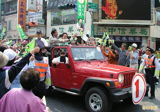 台南市議長郭信良當年向支持者借了這輛嶄新紅色吉普車讓陳水扁拜票，結果發生319槍擊案，車子一扣就是18年。他說，現在每次看到車主都不好意思。(資料照)