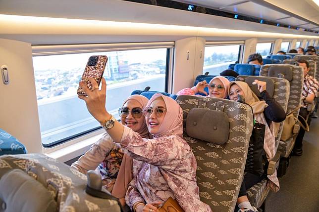 Passengers take selfies in a carriage of a high-speed electrical multiple unit (EMU) train running on Jakarta-Bandung High-Speed Railway in Indonesia, Oct. 17, 2023. (Xinhua/Xu Qin)