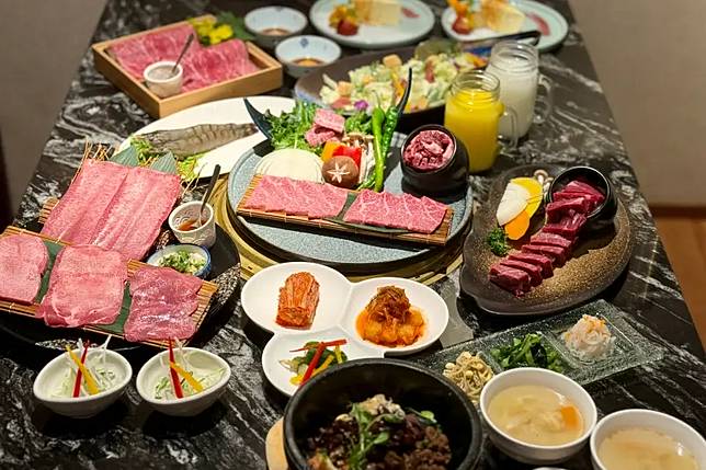 發源自日本琦玉縣的燒肉名店「焼肉の名門赤虎」，繼內湖、信義安和店之後，預計2025第三季將於新莊開新分店，並公開母親節檔期將推出限定雙人套餐「豐宴」，匯聚日本國產牛等多種肉品與菜色。（圖／記者葉盛耀攝）