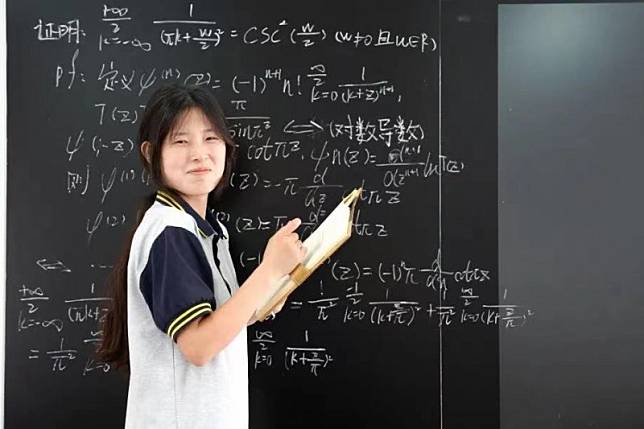 17歲大陸中專女生姜萍「爆冷」拿下全球數學競賽第12名，走紅中國大陸網路輿論。（取自央視新聞）