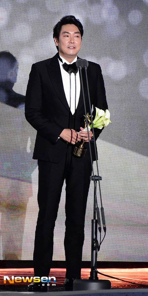 趙震雄以信號榮獲APAN Star Awards中篇電視劇男子最優秀演技賞。圖片出處：HANCINEMA