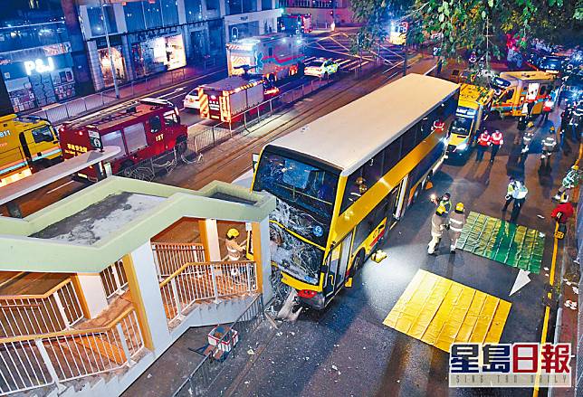 肇事城巴剷上電車站，撼向行人天橋石柱停下。