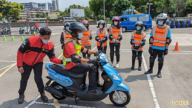 機車安駕訓練今上路，由駕駛帶領學員檢查車輛後，實際上路騎乘。(記者鄭瑋奇攝)