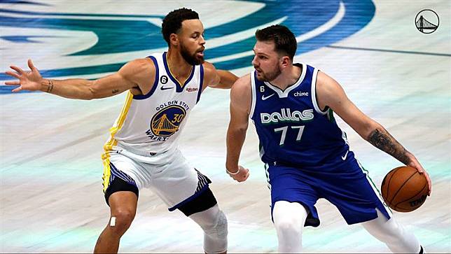 柯瑞（Stephen Curry）單場5顆三分球不敵東契奇（Luka Doncic）41分「大三元」。（圖／翻攝自勇士推特）