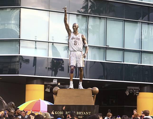 Kobe Bryant 81分雕像更正完成　那时他不是穿24号