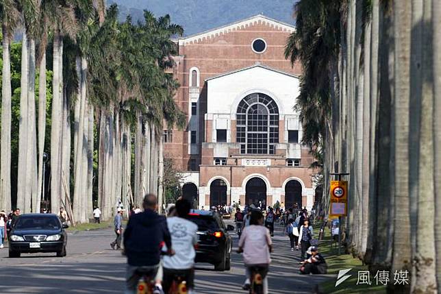 師大學生會近日指控台大下學年未提供三校聯盟雙主修名額，沒想到竟有台大生上網發文怒嗆「別蹭」。（資料照，蘇仲泓攝）