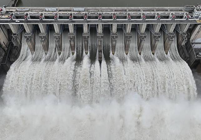 An aerial drone photo taken on April 5, 2024 shows Shuikou Hydropower Station opening its sluices for water discharge due to recent rainfalls on the upper reaches of Minjiang River in southeast China's Fujian Province. (Xinhua/Lin Shanchuan)