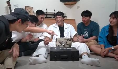 台灣第一位千萬YouTuber奇軒開箱鑽石獎牌 。（圖／攝自YT 奇軒Tricking）