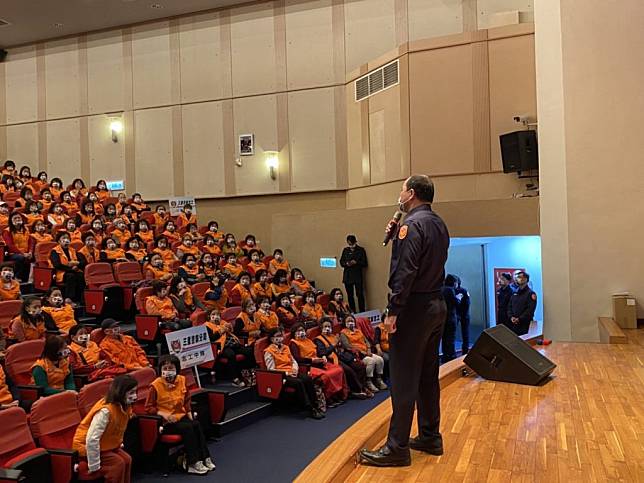 三重警分局舉辦「警察志工在職教育訓練」，市警察局長黃宗仁臨現場，慰勉警察志工的付出。（三重警分局提供）