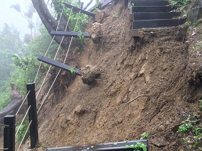 潭子區新田三號登山步道邊坡基土流失而崩塌，步道護欄嚴重損壞，步道中斷，影響登山安全。（記者徐義雄攝）