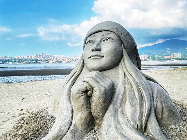八里城市沙雕展以「光合希望」為主題打造十六座創意沙雕。（記者吳瀛洲攝）
