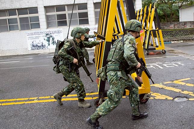 國軍配合中央流行疫情指揮中心自12月1日起放寬戴口罩等防疫措施，室外操課訓練，維持社交安全距離可免戴口罩。   圖：國防部提供