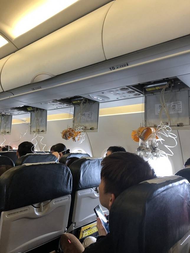 空中驚魂！酷航一架從新加坡飛往台灣的班機，今天中午即將降落前，機艙疑似失壓，全機乘客戴上氧氣面罩。(圖由讀者提供)