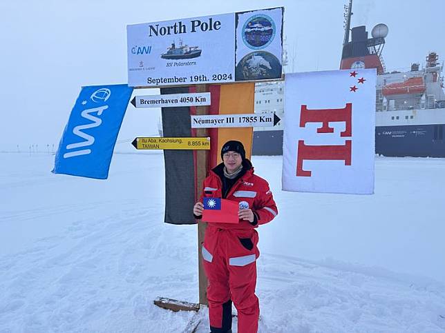 國海院副研究員傅科憲在北緯90度北極點(North Pole)留影，北極點距離太平島(國境之南)約8855公里。國海院提供