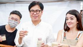 高雄市長陳其邁20日在奶茶節活動，受訪回應興達電廠爆炸原因出爐的相關問題。高雄市政府提供