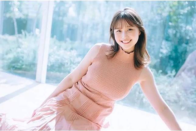 日本富士電視台晨間新聞美女主播渡邊渚，笑容甜美且有著傲人好身材，一度被觀眾譽為「早晨的動力」。（圖／渡邊渚IG）