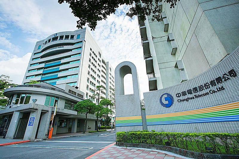 EPS衝上4.99元！中華電2025年獲利創高 2026年百億新商機在望 | 新頭殼