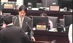 時任台南市議員謝龍介（背對鏡頭）2014年因吳乃仁案兌現政治承諾、請辭議員，在議場要求時任台南市長賴清德（見圖）也兌現承諾退出政壇。（資料照，台南市議會提供）