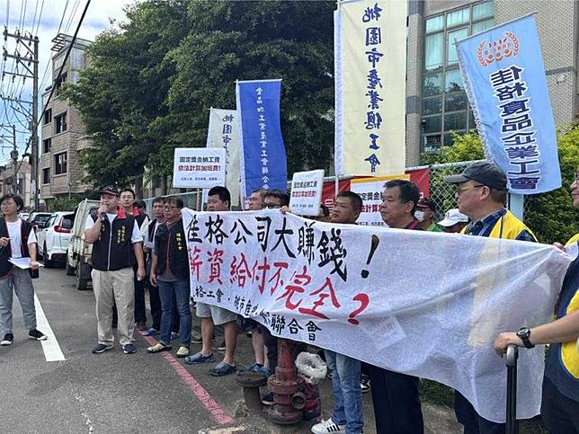 佳格食品集團為台灣營養及保健食品大廠，卻爆出積欠員工固定獎金及加班費，金額高達數百萬元，佳格食品企業工會19日上午發起抗議。(圖／中國時報廖姮玥攝)