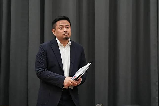 洪申翰也表示，自己去北分署關心時，曾經問過同仁有誰被要求跑步，有同仁舉手時委屈流淚，讓他感到這起事件實在荒唐。
