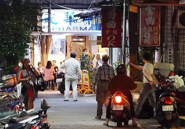 台北市萬華區茶室引爆確診案例，警方仍在全力追緝未連繫上的27名外籍小姐。（示意圖，資料照／姚志平攝）