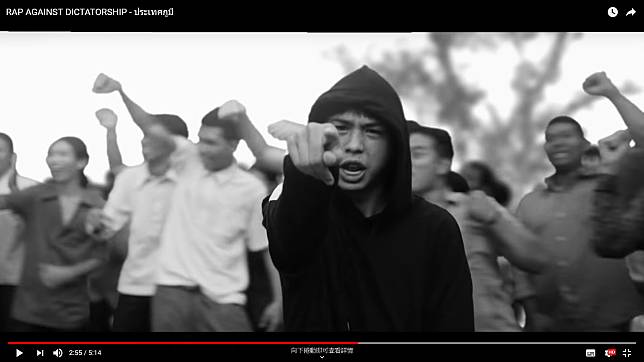 這首《Prathet Ku Me》MV以黑白畫面呈現，除了輪流站到畫面中間的饒舌歌手外，後方還有一大群穿著制服或便服的年輕人，有些甚至只有 12歲左右。 Photo: RAP AGAINST DICTATORSHIP