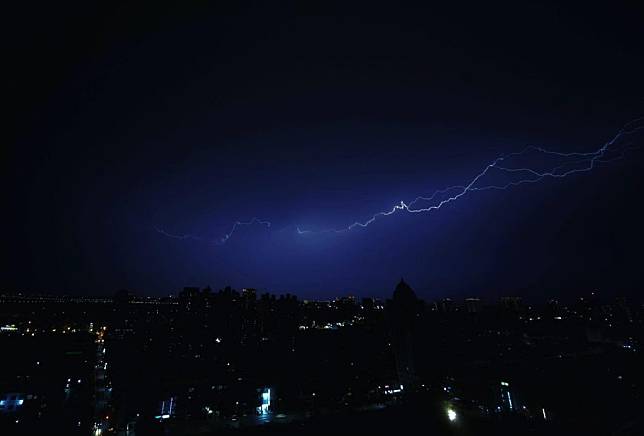 閃電落在台南中西區，形成話題。（取自網路）