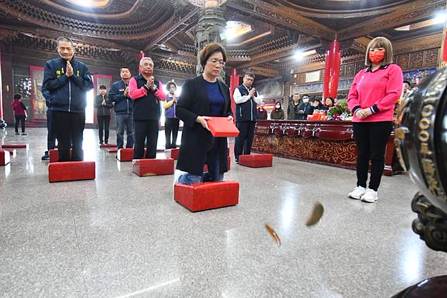 王惠美向普天宮媽祖請示，獲三聖筊擇定「2025國際海牛文化節」於五月十八日登場。(記者曾厚銘攝)
