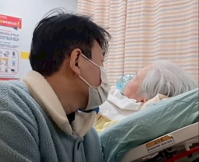 胡鴻達守候在媽媽病榻前。翻攝胡鴻達hungta臉書