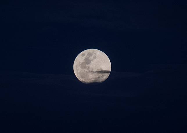 月球離地球時近時遠。（Getty Images 圖片）