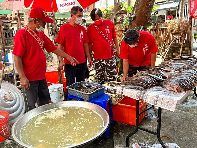 花蓮市吉寶竿部落捕魚祭現場準備鮮魚供族人享用。(花蓮市公所提供)