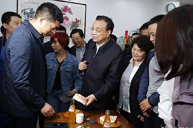 Chinese Premier Li Keqiang visiting a dumpling shop in Xian. Photo: Weibo