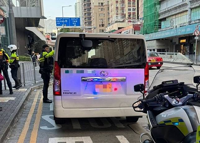 警員截查形迹可疑的輕型貨車。