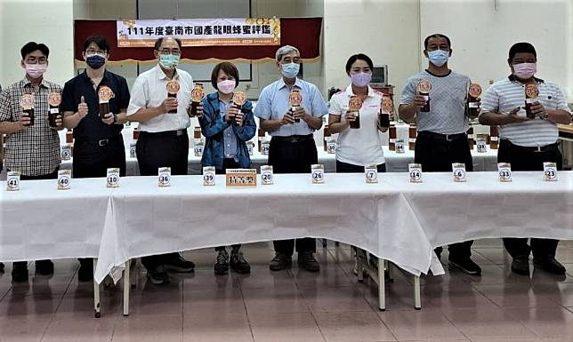 農業局農務科長許文耀（左三）及東山區農會總幹事余淑琴（右三）與獲特等獎的蜂農合影。（農業局提供）