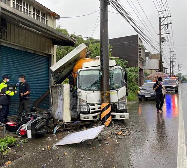 ▲桃園市楊梅區今（14）日清晨7點左右，一輛大貨車疑似因天雨路滑自撞電桿，整輛車頭凹陷卡在電桿中。（圖／翻攝畫面）